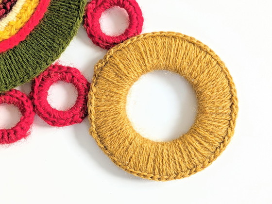 Image 1 of Specchio sospeso in macramè | Arte in fibra floreale vintage | Anni '70