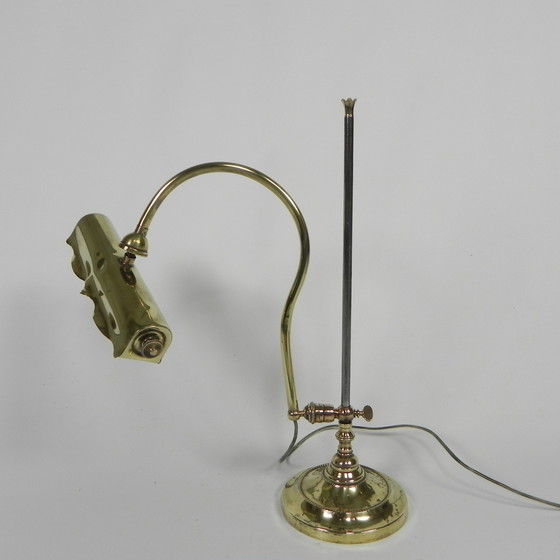 Image 1 of Lampe de bureau en laiton, avec abat-jour rotatif, années 1930