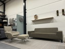 Poltrona Leolux Lloyd con pouf in tessuto Monza 