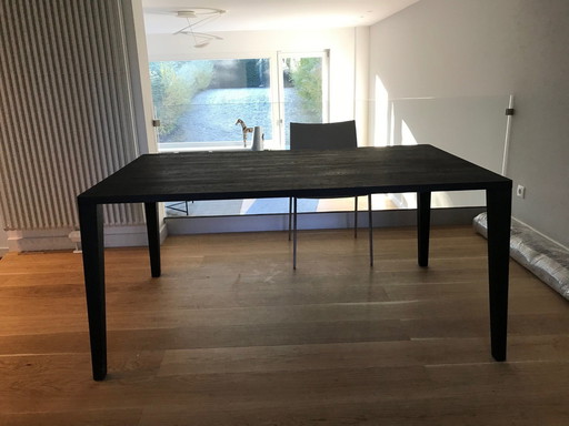 Graceful dining table from Bolia in black oak