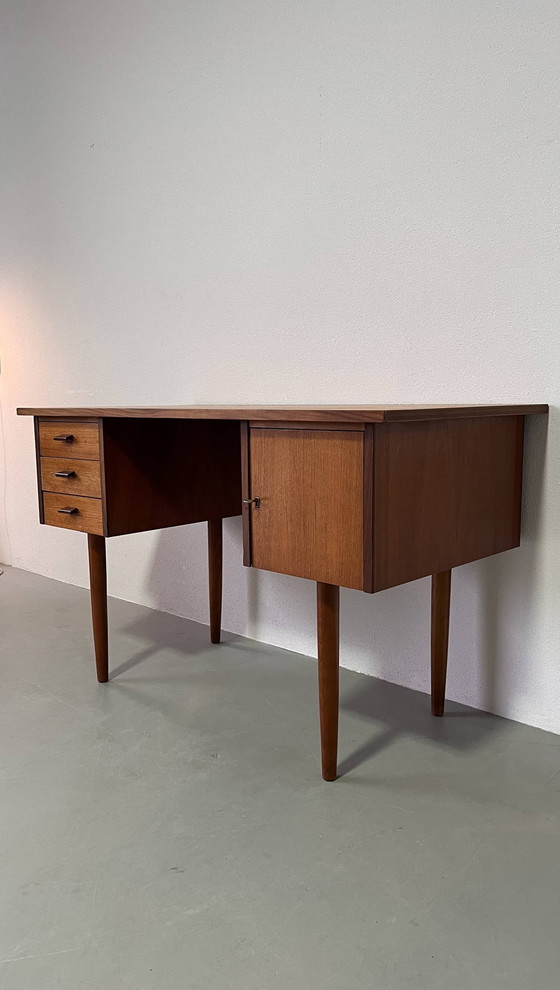Image 1 of Bureau vintage danois en teck