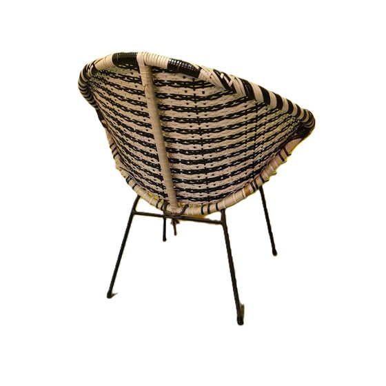 Image 1 of Chaise ronde à baignoire tressée en noir et blanc des années 1960