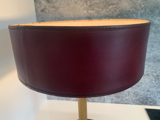 Image 1 of Lampe de bureau en cuir bordeaux