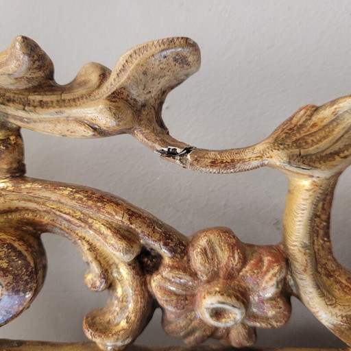 Specchio d'epoca con cornice in legno intagliato e dorato