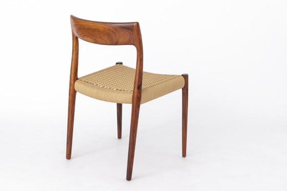 Image 1 of 4 Chaises Niels Moller, bois de rose, modèle 77, danoises, années 1950, assise en corde de papier, lot de 4.