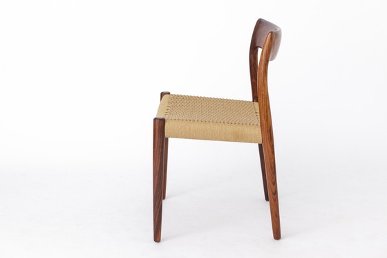 Image 1 of 4 Chaises Niels Moller, bois de rose, modèle 77, danoises, années 1950, assise en corde de papier, lot de 4.