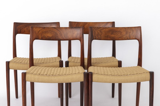 4 Chaises Niels Moller, bois de rose, modèle 77, danoises, années 1950, assise en corde de papier, lot de 4.