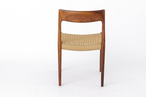 Image 1 of 4 Chaises Niels Moller, bois de rose, modèle 77, danoises, années 1950, assise en corde de papier, lot de 4.