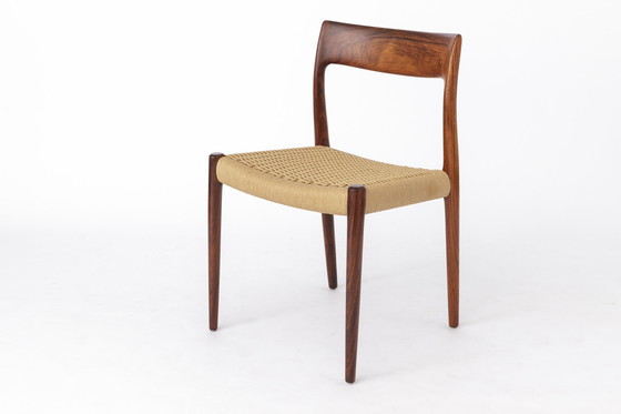 Image 1 of 4 Chaises Niels Moller, bois de rose, modèle 77, danoises, années 1950, assise en corde de papier, lot de 4.