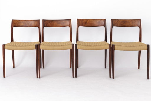 4 Chaises Niels Moller, bois de rose, modèle 77, danoises, années 1950, assise en corde de papier, lot de 4.