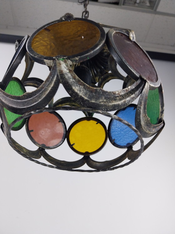 Image 1 of Lampada a sospensione in ferro battuto e vetro degli anni '70. Multicolore. Diametro 24 cm.