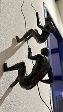 Homme grimpant suspendu à un fil