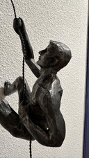 Homme grimpant suspendu à un fil