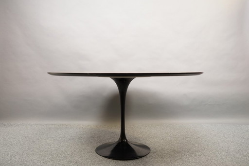 Knoll International dining table by Eero Saarinen