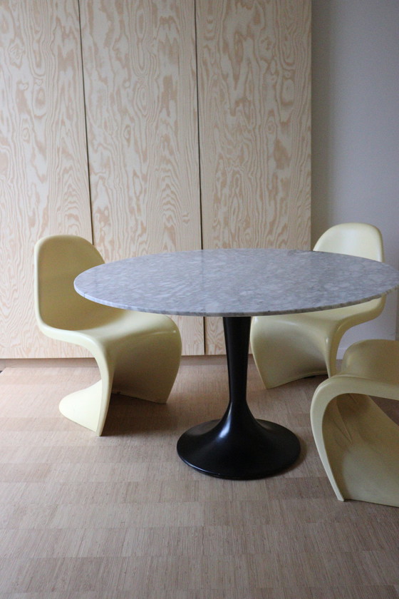 Image 1 of Table tulipe en marbre