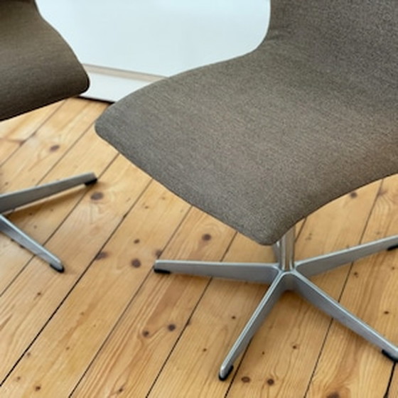 Image 1 of 2x Fritz Hansen Oxford Chairs by Arne Jacobsen