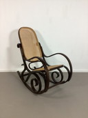 Sedia a dondolo vintage in stile Thonet con schienale e seduta in fettuccia 