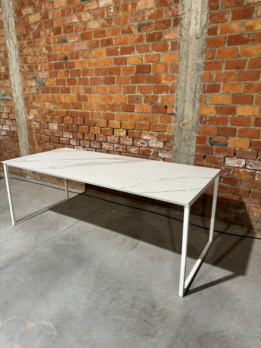 Table de salle à manger en céramique - céramique Calacatta - base blanche