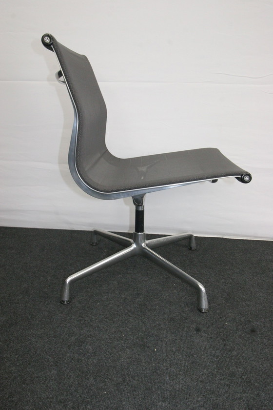 Image 1 of Vitra alu chair EA 106