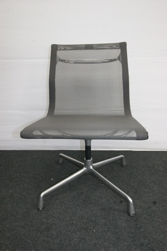 Image 1 of Vitra alu chair EA 106