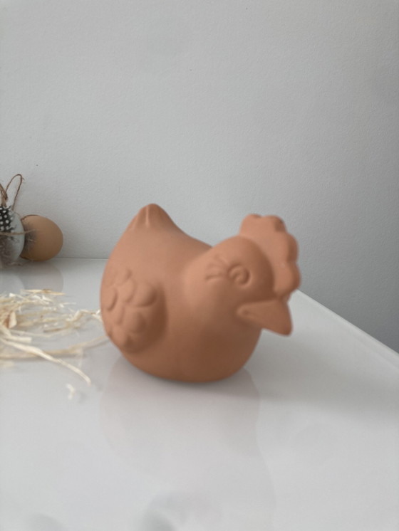 Image 1 of Pollo festivo de Pascua hecho de terracota