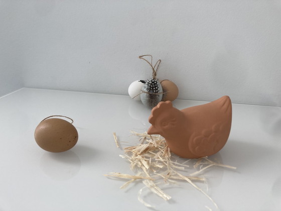 Image 1 of Pollo festivo de Pascua hecho de terracota