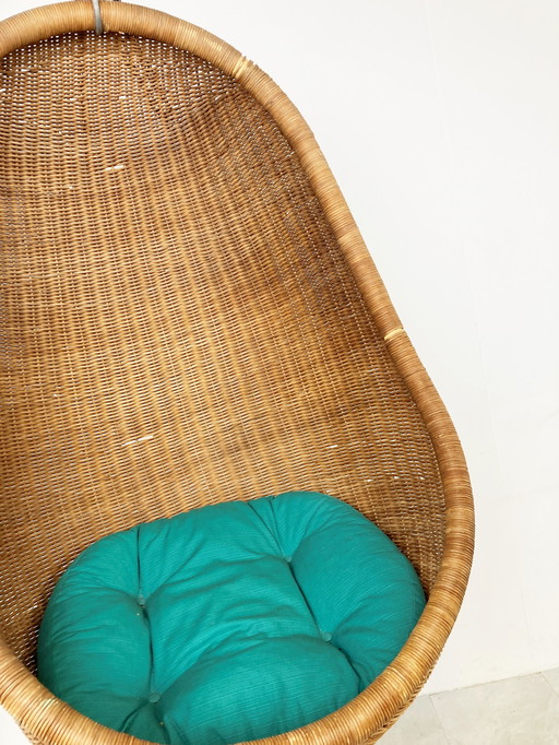 Hanging egg chair