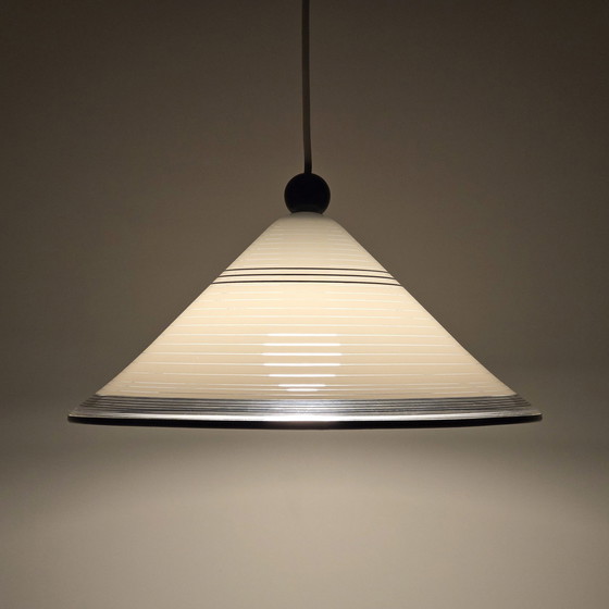 Image 1 of Rara lampada a sospensione conica in plastica vintage degli anni '80 con linee orizzontali.