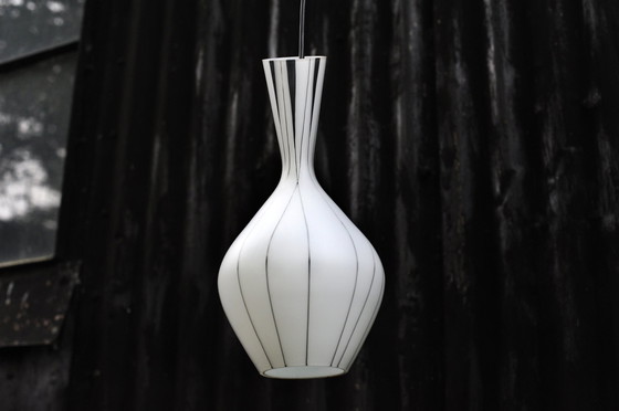 Image 1 of Lampada a sospensione Mcm vintage in vetro lattimo bianco e nero degli anni Cinquanta