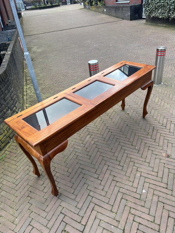 Image 1 of Table de présentation vintage