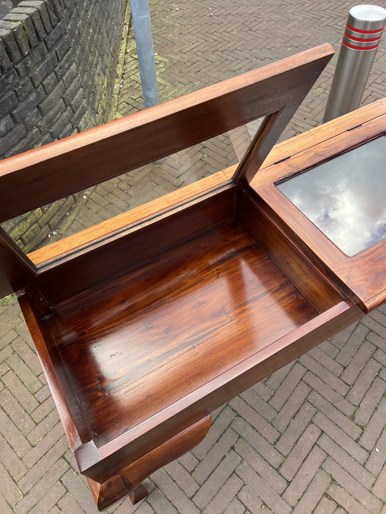 Image 1 of Table de présentation vintage