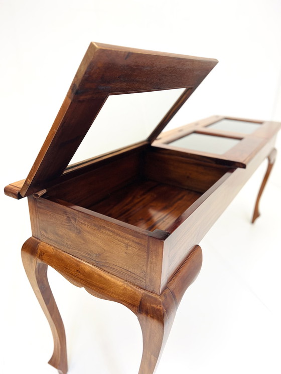 Image 1 of Table de présentation vintage