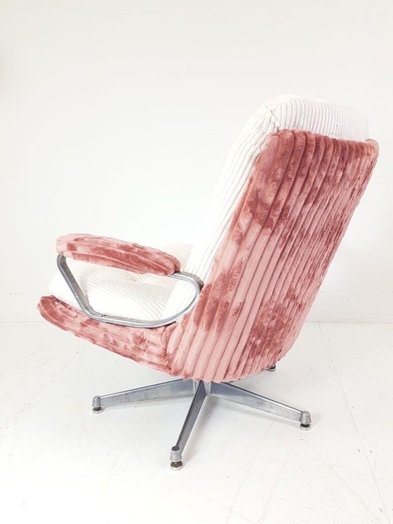 Image 1 of Poltrona Vintage Strassle | Poltrona girevole in tessuto a coste rosa e bianco