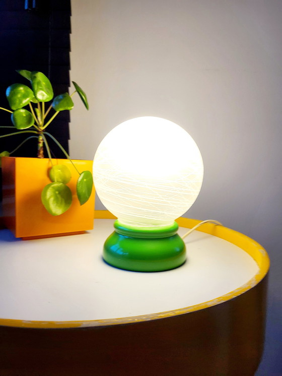 Image 1 of Lampada da tavolo francese vintage con paralume in vetro opalino e base in legno verde, anni '70