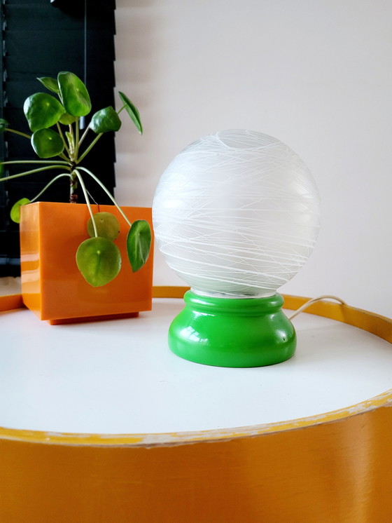 Image 1 of Lampe de table vintage française avec abat-jour en verre opalin et pied de lampe en bois vert, années 1970