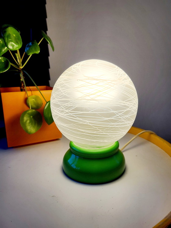 Image 1 of Lampada da tavolo francese vintage con paralume in vetro opalino e base in legno verde, anni '70
