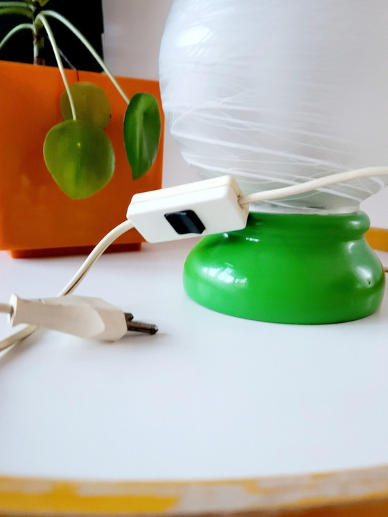 Image 1 of Lampada da tavolo francese vintage con paralume in vetro opalino e base in legno verde, anni '70