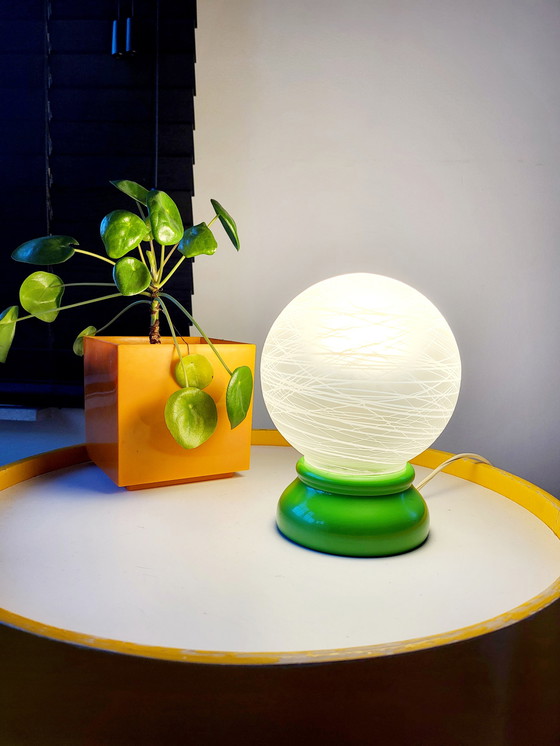 Image 1 of Lampada da tavolo francese vintage con paralume in vetro opalino e base in legno verde, anni '70