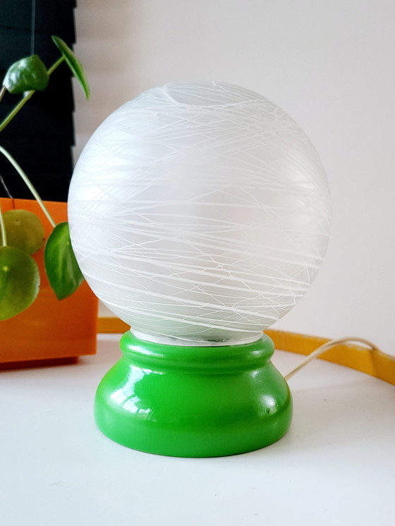 Image 1 of Lampada da tavolo francese vintage con paralume in vetro opalino e base in legno verde, anni '70