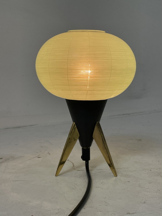 Image 1 of Atomic Age / Mid Century Modern - Lampe tripode avec abat-jour en verre vert sur pieds en laiton