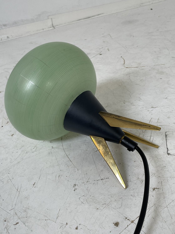 Image 1 of Atomic Age / Mid Century Modern - Lampe tripode avec abat-jour en verre vert sur pieds en laiton