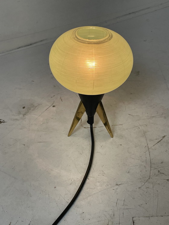 Image 1 of Atomic Age / Mid Century Modern - Lampe tripode avec abat-jour en verre vert sur pieds en laiton