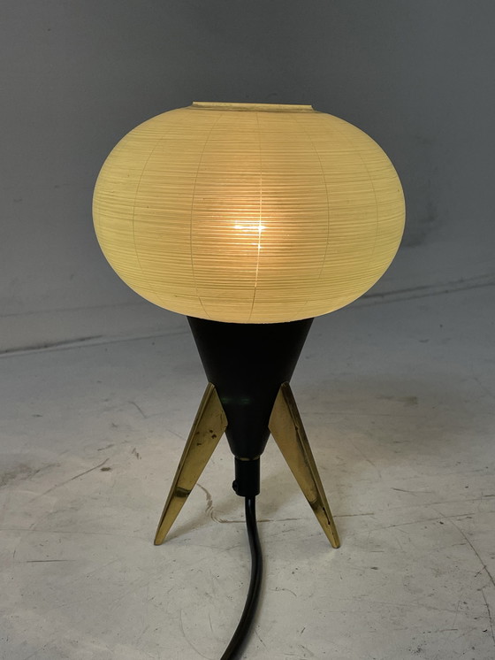 Image 1 of Atomic Age / Mid Century Modern - Lampe tripode avec abat-jour en verre vert sur pieds en laiton