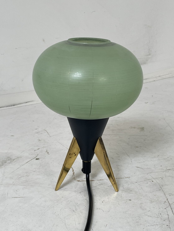 Image 1 of Atomic Age / Mid Century Modern - Lampe tripode avec abat-jour en verre vert sur pieds en laiton