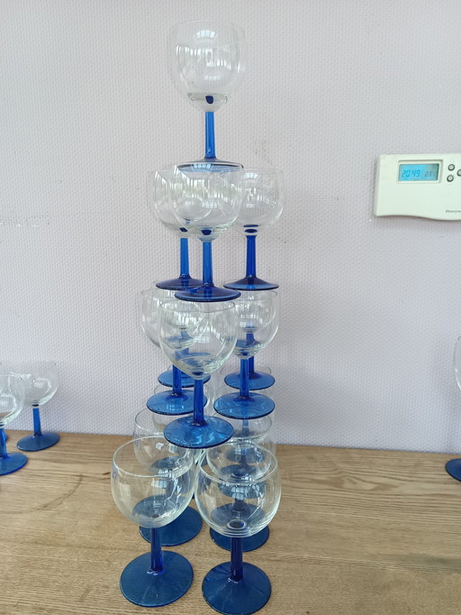 17x Luminarc wine glasses with blue bases