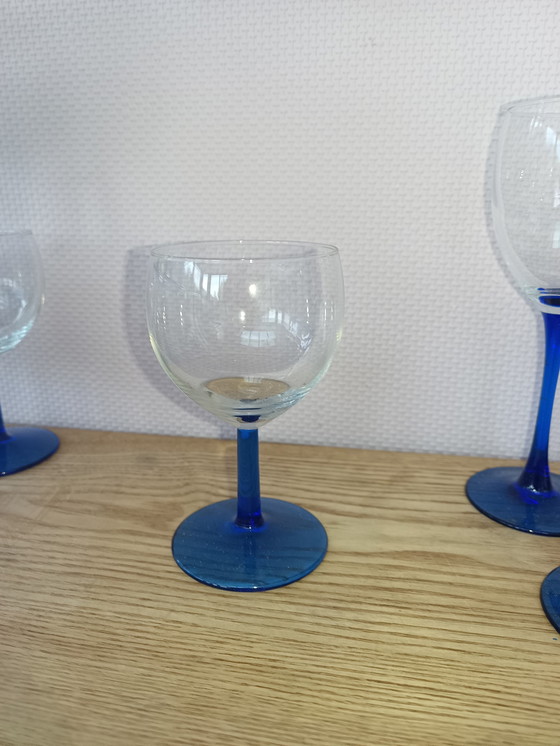 Image 1 of 17x verres à vin Luminarc avec base bleue