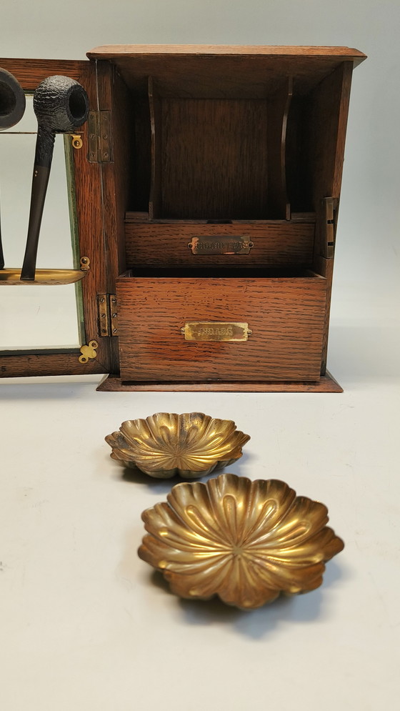Image 1 of Pequeño mueble antiguo de roble para pipas, década de 1920. Accesorios para fumar. 