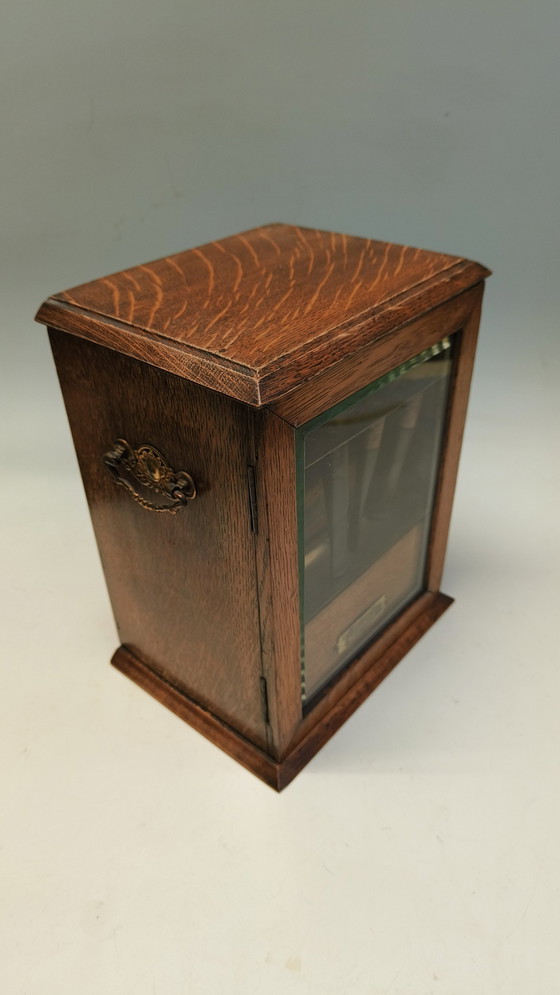 Image 1 of Pequeño mueble antiguo de roble para pipas, década de 1920. Accesorios para fumar. 