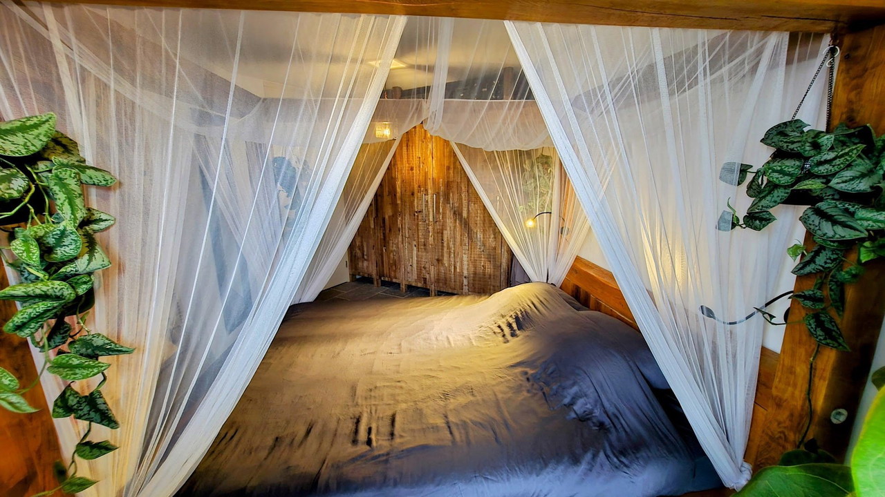 Cama con dosel tamaño king de roble macizo, image size:1280x720