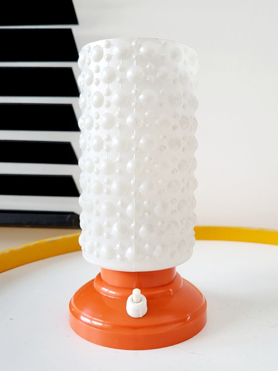 Image 1 of Lampe de table vintage avec base en plastique orange et abat-jour en verre des années 1960